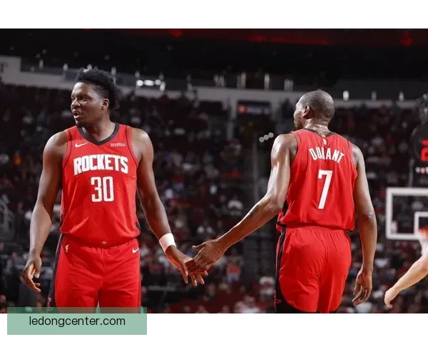 杜兰特末节与队友畅聊大笑轻松终结老鹰11连胜贡献25分6篮板