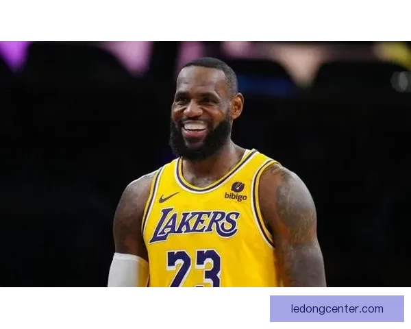 41岁勒布朗差1篮板三双遭多次争议判罚 湖媒怒批裁判判决荒谬